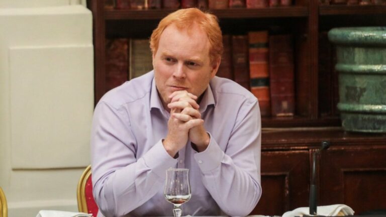 Piden investigar millones gastados por el Senador Rojo Edwards para avisos en Facebook